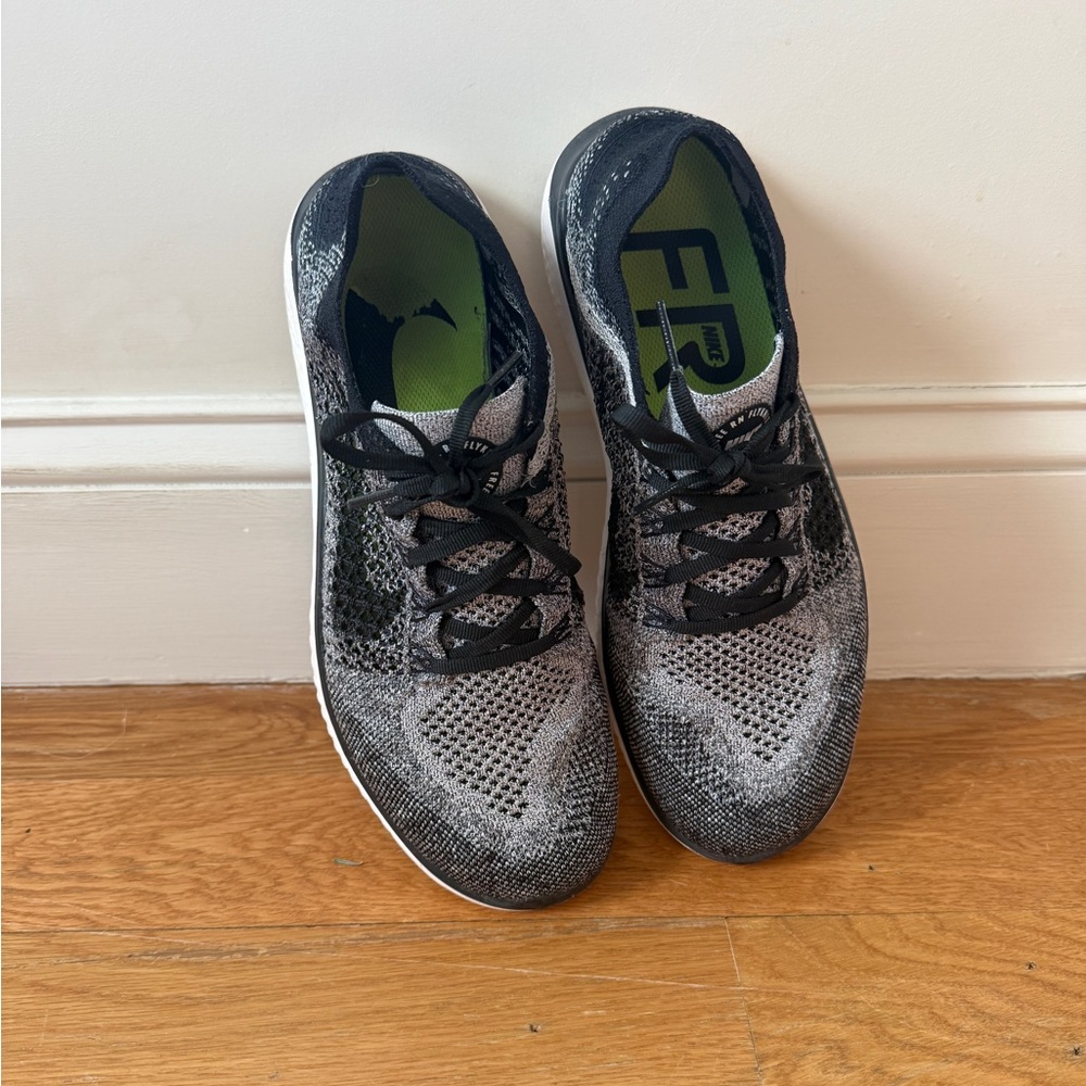 Women’s Nike Free Running Shoes - Picture 4 of 4
